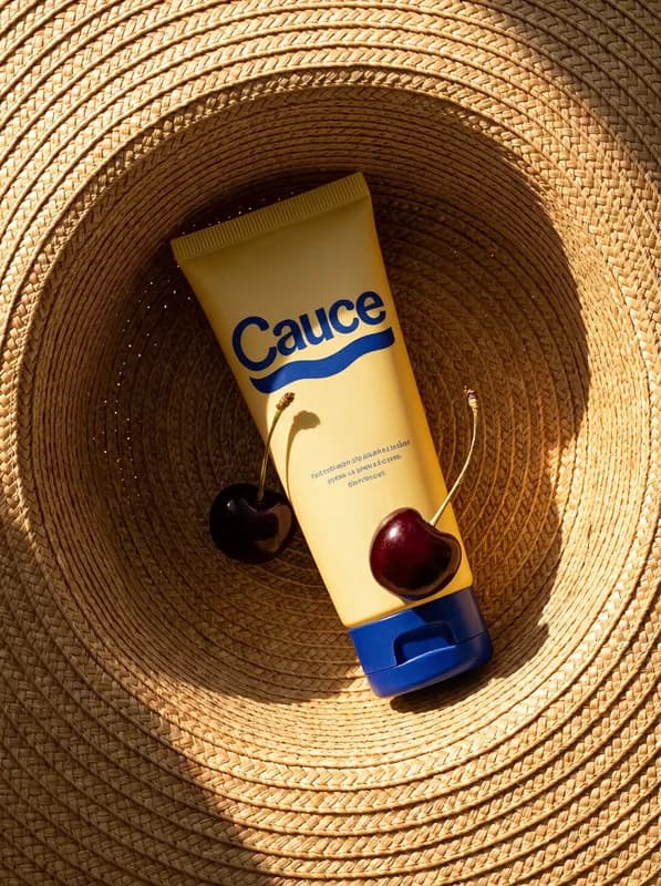Bálsamo con cerezas sobre sombrero de paja
