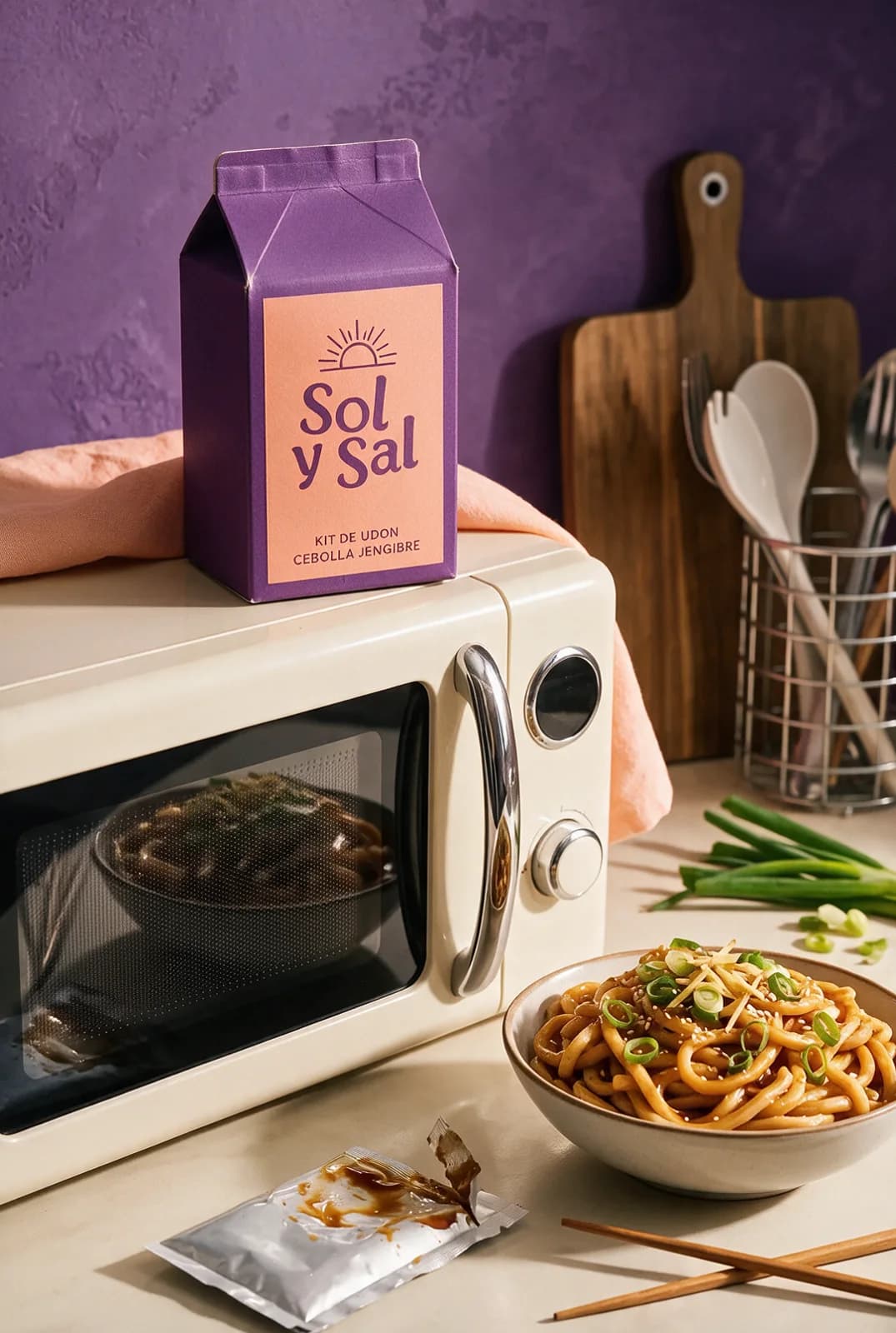 Caja de fideos con microondas retro