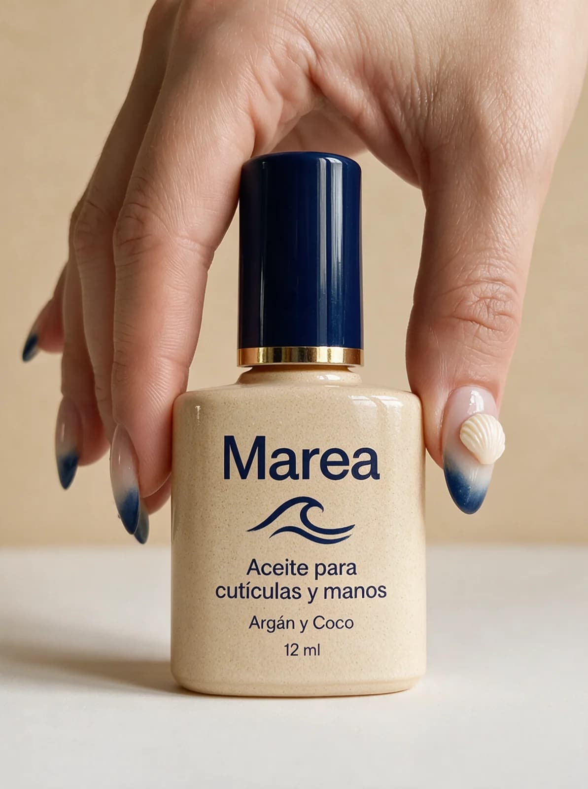 Aceite de cutículas en la mano