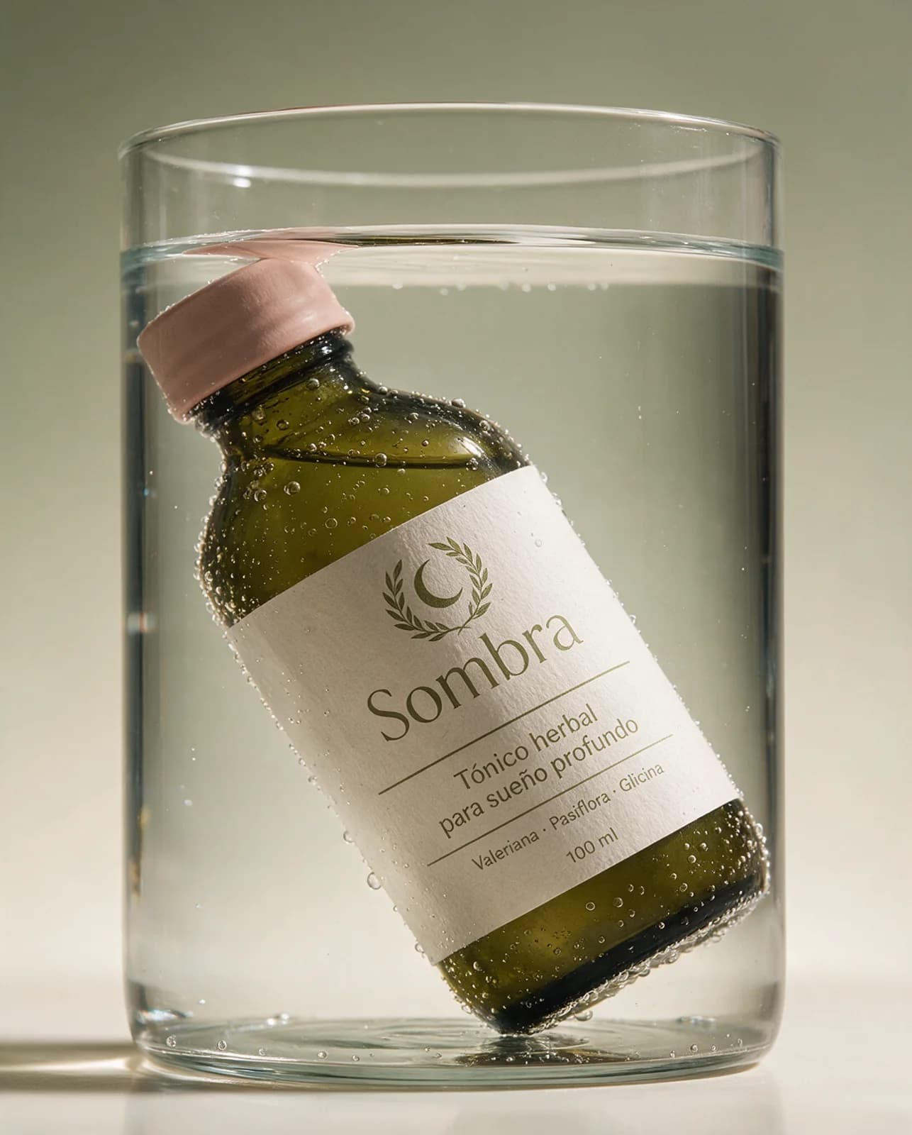 Botella de tónico entre burbujas